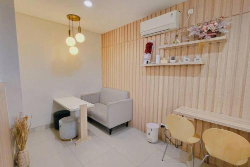 Χώρος καθιστικού στο 3BR OWARI Home near ICE at BSD City