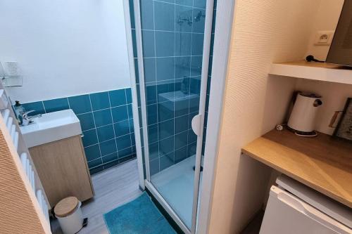 La petite salle de bains est pourvue d'une douche et d'un lavabo. dans l'établissement Villa bleue, à Le Palais-sur-Vienne