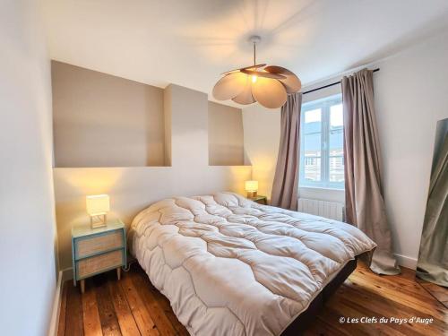 une chambre avec un grand lit et une fenêtre dans l'établissement Belle maison de ville, 7 couchages, centrale, à Deauville