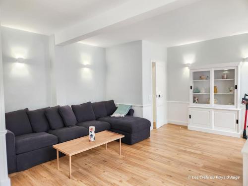 un salon avec un canapé et une table basse dans l'établissement Belle maison de ville, 7 couchages, centrale, à Deauville