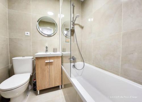 une salle de bain avec toilettes, lavabo et douche dans l'établissement Belle maison de ville, 7 couchages, centrale, à Deauville