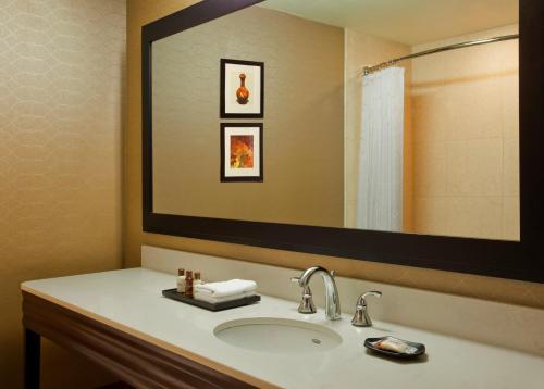 Ein Badezimmer in der Unterkunft Sheraton Sioux Falls Hotel & Convention Center