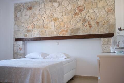 Ένα ή περισσότερα κρεβάτια σε δωμάτιο στο Paliouri Luxury villa with beautiful patio & sea view