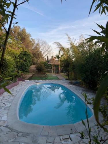 - une piscine dans une cour avec une terrasse en pierre dans l'établissement Villa vacances les 3 Restanques, à Ollioules