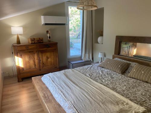 une chambre avec un grand lit et une fenêtre dans l'établissement Villa vacances les 3 Restanques, à Ollioules