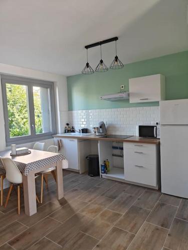 - une cuisine avec une table, une table et des chaises dans l'établissement Duplex 4 personnes, à Saint-Gaudens