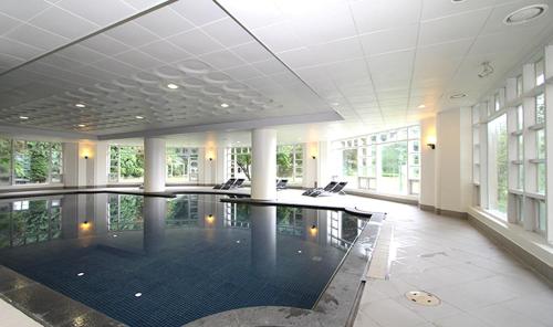 una grande piscina in una grande stanza con finestre di Laviedor Resort a Hwaseong
