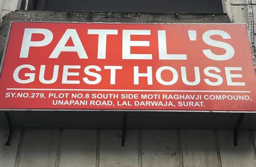 スーラトにあるPatel's Guest Houseの建物のピザ屋敷