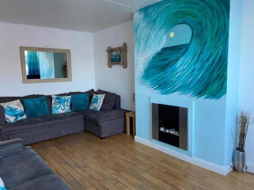 Posezení v ubytování Island View - 3 Bedroom Holiday Cottage - 40m to Porthgwidden Beach - Sleeps 7 - inc FREE Parking
