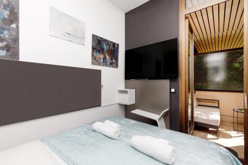 une chambre avec un lit avec deux oreillers blancs dans l'établissement Gray d'Albion 1D1 YourHostHelper, à Cannes