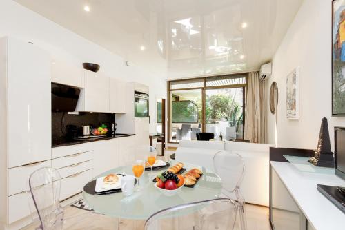 une cuisine et une salle à manger avec une table et des chaises dans l'établissement Gray d'Albion 1D1 YourHostHelper, à Cannes