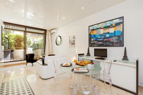 Gray d'Albion 1D1 YourHostHelper