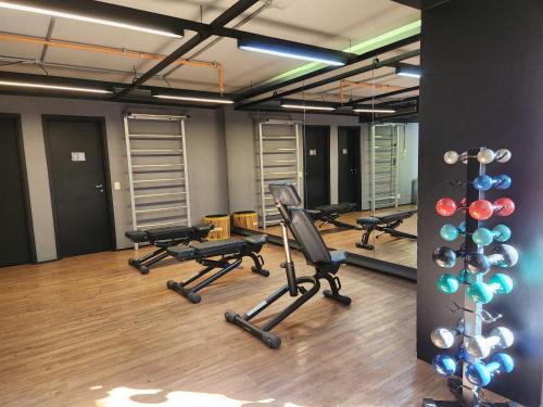 Fitness centrum a/nebo fitness zařízení v ubytování AlphaStay by Alpha - StayService