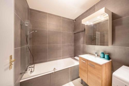 une salle de bain avec une baignoire, une douche et un lavabo dans l'établissement Lartdeco, à Thonon-les-Bains