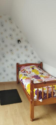 une chambre avec un lit superposé dans une pièce dans l'établissement Gîte Au Cerisier, à Plouégat-Guérand