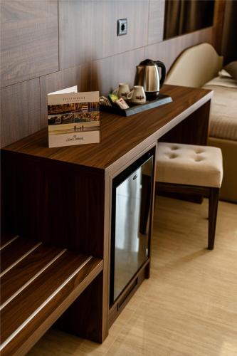 a desk in a hotel room with a sign on it at Hotel Bellavista in Marina di Varcaturo