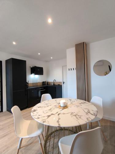 - une table et des chaises dans une pièce avec cuisine dans l'établissement Sublime T2 en plein centre climatisé, à Montélimar