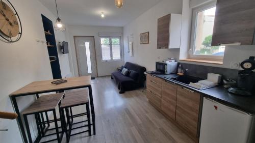 une cuisine et un salon avec un comptoir dans l'établissement Chez Martin - centre-ville, à Brassac-les-Mines