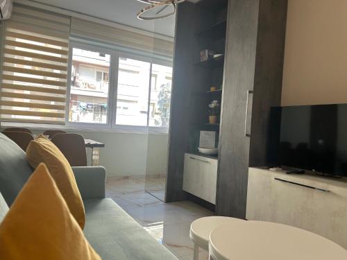TV a/nebo společenská místnost v ubytování Hello One Apartman