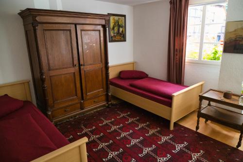 a living room with a couch and a wooden cabinet at Gasthaus Benke, Fachwerkhaus in Westfalen in Datteln