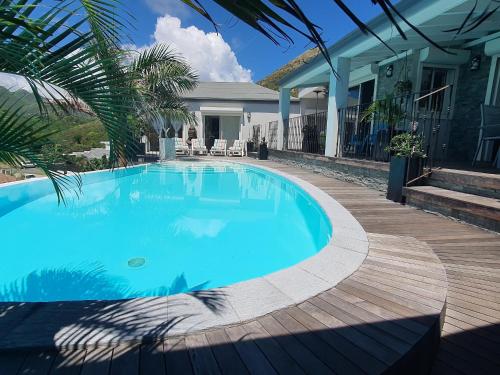 Piscina a Le Paradis o a prop