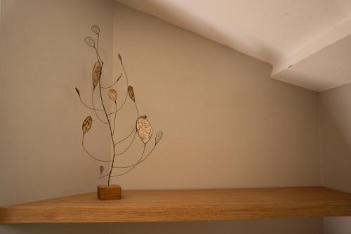 a drawing of a plant on a wall at Belle grange en bord de rivière in Serres-sur-Arget