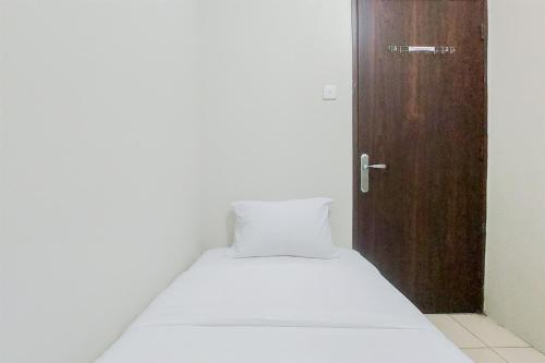 Postel nebo postele na pokoji v ubytování Modern Look 2BR at Serpong Greenview Apartment By Travelio