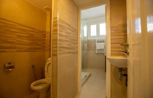 a bathroom with a toilet and a sink at Appartements Balima Résidences Sidem in Rabat