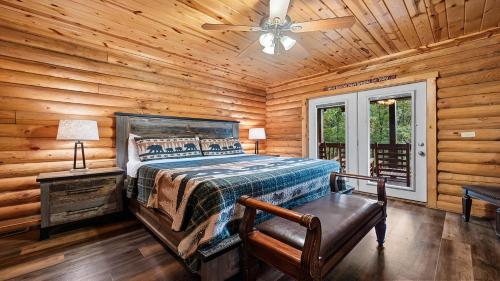 a bedroom with a bed in a log cabin at Applewood in Pigeon Forge
