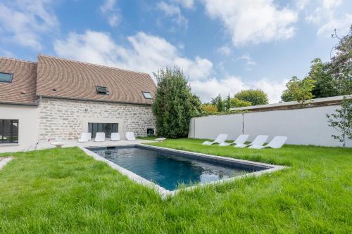 une piscine dans la cour d'une maison dans l'établissement Villa Albertine, 4 chambres en plein cœur de Barbizon proche lisière de Forêt, à Barbizon