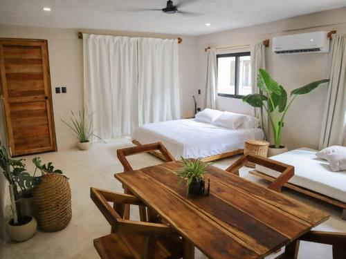 Postel nebo postele na pokoji v ubytování Cozy Tropical Suite for 1-4 Pp in Isla Mujeres
