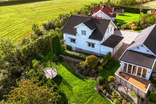 an aerial view of a house with a yard at Det huset på landet in Nøtterøy