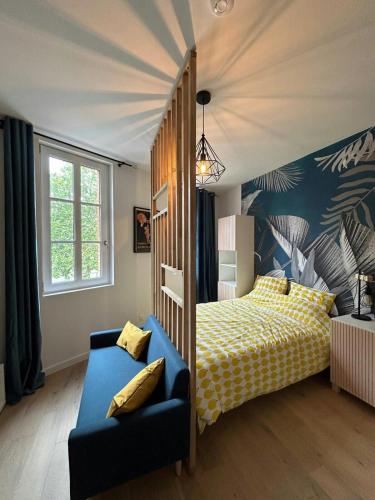 une chambre avec un lit, un canapé et une chaise dans l'établissement Blue Forest - T1 Hyper centre - Paisible, à Toulouse