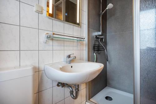 une salle de bain avec lavabo et douche dans l'établissement Haus Albatros Wohnung 5, à Ostseebad Koserow