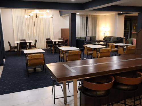 a dining room with tables and chairs and tablesktop at Courtyard Tuscaloosa in Tuscaloosa