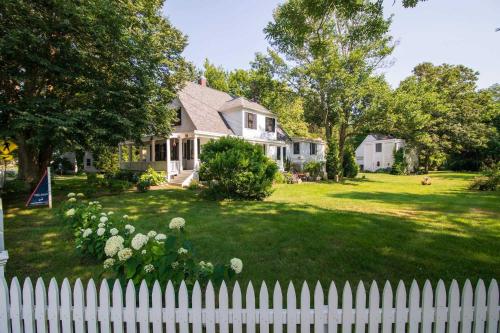 a white picket fence in front of a house at Shopping Restaurants 6 mins to Beach AC in Yarmouth