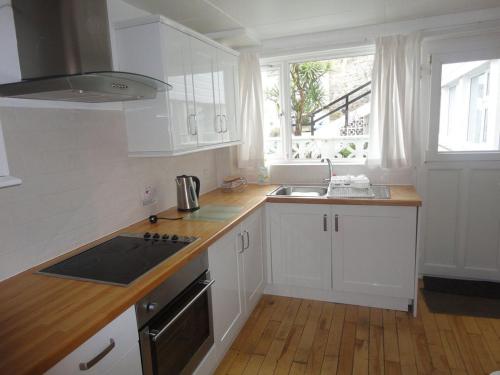 Kuchyň nebo kuchyňský kout v ubytování Island View - 3 Bedroom Holiday Cottage - 40m to Porthgwidden Beach - Sleeps 7 - inc FREE Parking