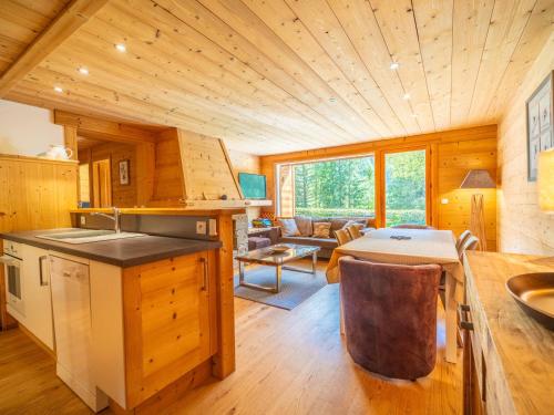 Appartement 3 chambres avec cheminée, terrasse et parking à La Clusaz - FR-1-437-97