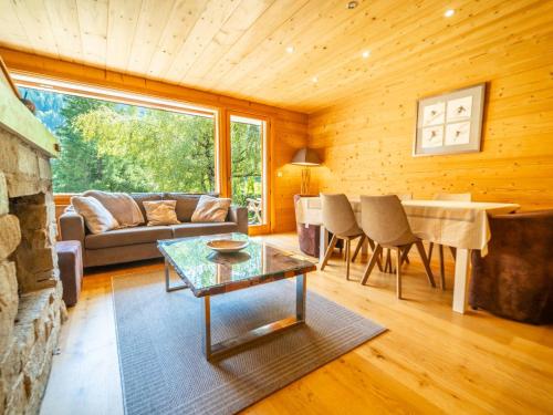 un salon avec un canapé et une table dans l'établissement Appartement 3 chambres avec cheminée, terrasse et parking à La Clusaz - FR-1-437-97, à La Clusaz