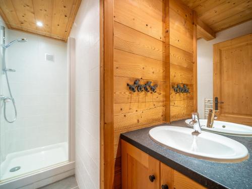 une salle de bain avec un lavabo, une douche et une baignoire dans l'établissement Appartement 3 chambres avec cheminée, terrasse et parking à La Clusaz - FR-1-437-97, à La Clusaz
