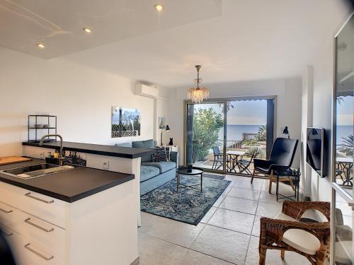 une cuisine et un salon avec vue sur l'océan dans l'établissement Front de mer 231L, à Cannes