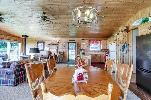 Ruang duduk di Lakefront Hackensack Cabin with Patio and Grill!