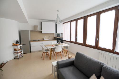 ein Wohnzimmer mit Couch und Tisch in der Unterkunft Ca' Clausus in Clusone