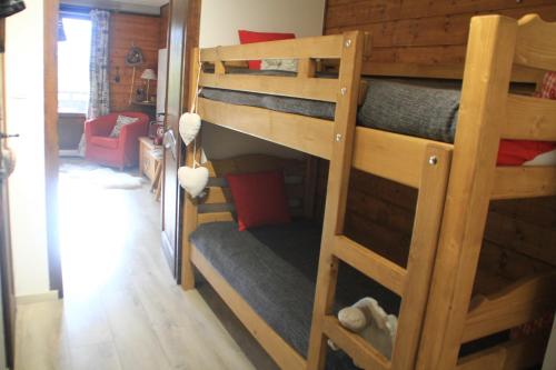 quelques lits superposés dans une chambre dans l'établissement Anna Maria AN37 COSY & NATURE 4 Pers, à Châtel