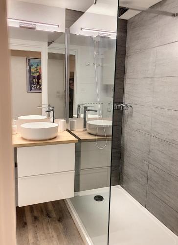 une salle de bain avec deux lavabos et une douche dans l'établissement Belles prestations, proche plages, piscine 232L PY, à Cannes