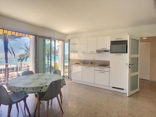 une cuisine et une salle à manger avec une table avec vue dans l'établissement Font de mer, balcon, face plages 266L LEBL, à Cannes