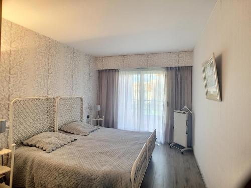 une chambre avec un lit et une fenêtre dans l'établissement Situation & vue exceptionnelles, 134L FACQ, à Cannes