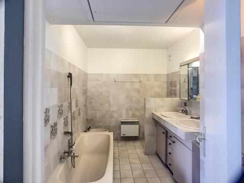 une salle de bain avec une baignoire, des toilettes et un lavabo dans l'établissement Situation & vue exceptionnelles, 134L FACQ, à Cannes