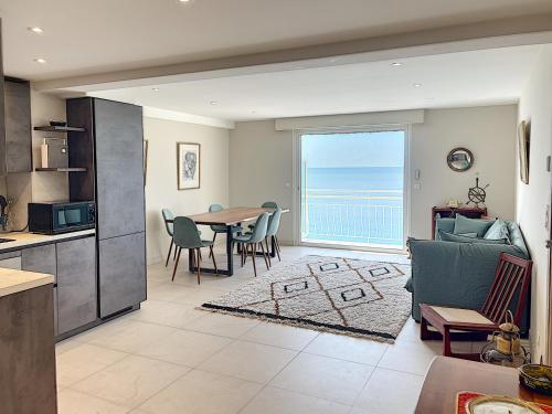 une cuisine et un salon avec une table et des chaises dans l'établissement Superbe 3 pièces front de mer 303L MEGR, à Cannes