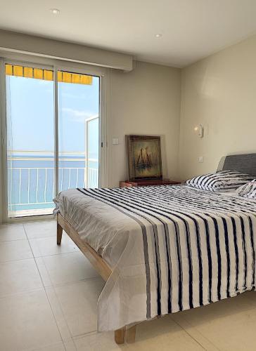 une chambre avec un lit avec vue sur l'océan dans l'établissement Superbe 3 pièces front de mer 303L MEGR, à Cannes